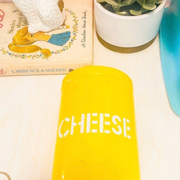 🧀SOLD🧀 Vintage Yellow Cheese Shaker Tin – 60s 70s Retro Kitchen • Metal Canister - Picture 8 of 8